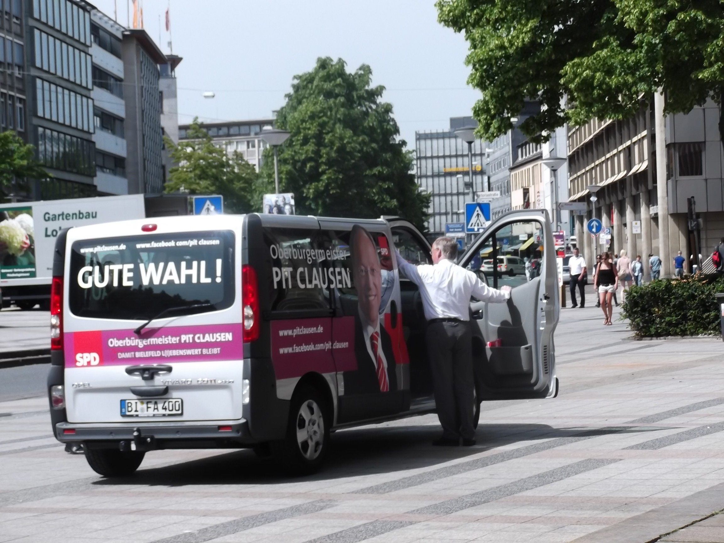 Bürgermeister Pit Clausen im Wahlkampf