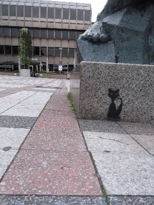 Schwarze Katze am Rathaus